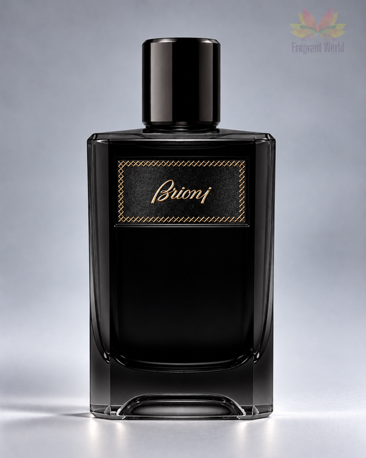 Brioni Eau de Parfum Intense sobre fundo cinzento