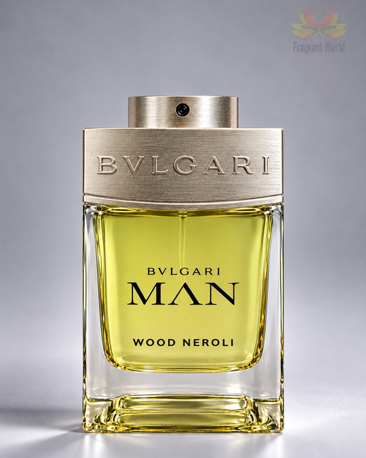 Bvlgari MAN WOOD NEROLI sobre fundo cinzento