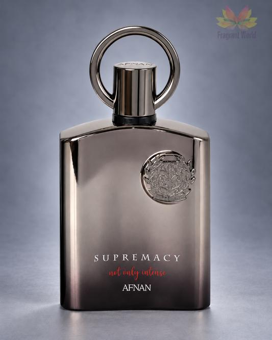 Afnan Supremacy Not Only Intense sobre fundo cinzento com iluminação suave